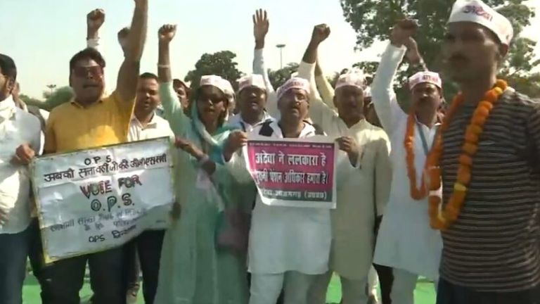 मोदी सरकार के लिए बन गई चुनौती! पुरानी vs नई पेंशन स्कीम के विवाद को समझिए पुरानी पेंशन योजना लागू करने के लिए आंदोलन.