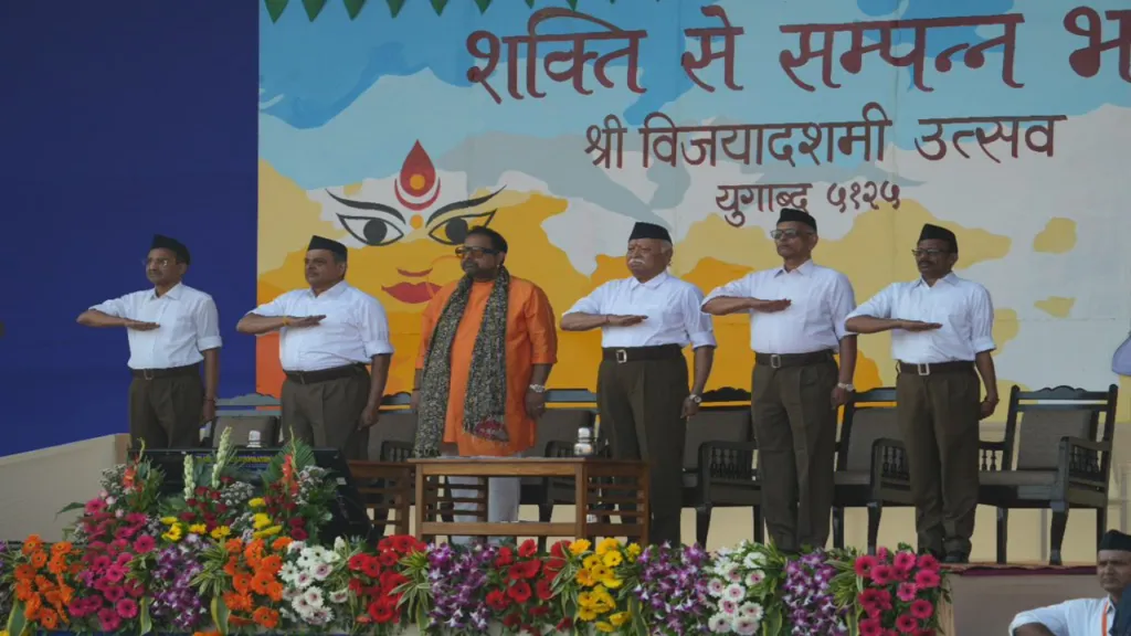राष्ट्रीय स्वयंसेवक संघ ने नागपुर के रेशिमबाग मैदान में विजयदशमी के अवसर पर स्वयंसेवकों को संबोधित किया, मुख्य अतिथि के तौर पर मशहूर गायक शंकर महादेवन मौजूद रहे.
