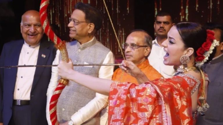 दशहरे पर कंगना ने चलाया ऐसा तीर-धनुष की रिकॉर्ड तो बना ही, ट्रोल भी हुईं Kangana Ranaut
