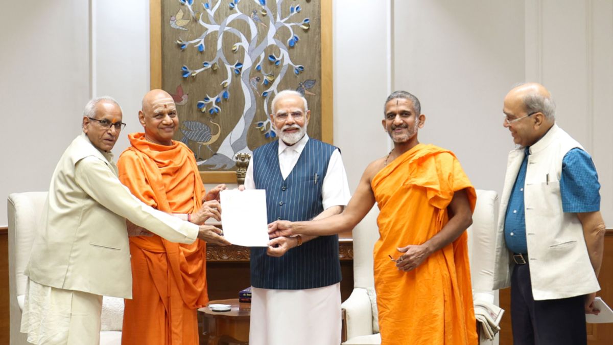 मोदी, BJP और संघ अचानक क्यों करने लगे राम मंदिर की बात, क्या इससे 2024 में मिलेगा वोट? Narendra Modi with Ram Mandir Trust Members