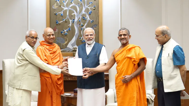 मोदी, BJP और संघ अचानक क्यों करने लगे राम मंदिर की बात, क्या इससे 2024 में मिलेगा वोट? Narendra Modi with Ram Mandir Trust Members