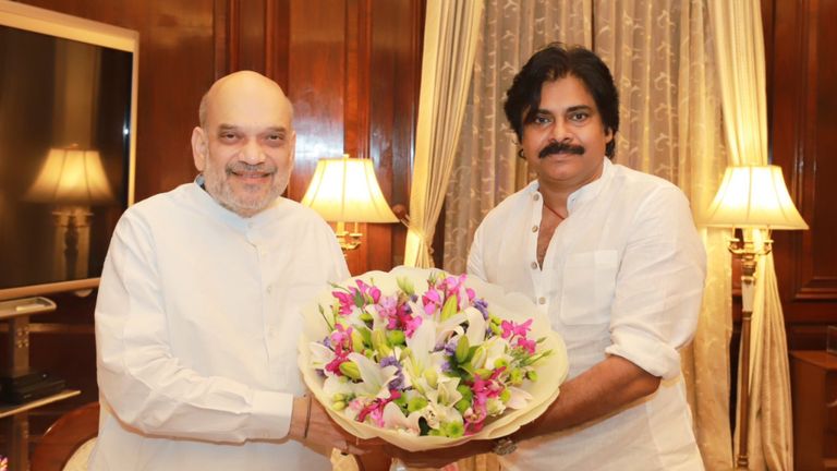 तेलंगाना में बीजेपी का बड़ा दांव, सुपर स्टार पवन कल्याण से मिलाया हाथ Amit Shah with Pawan kalyan