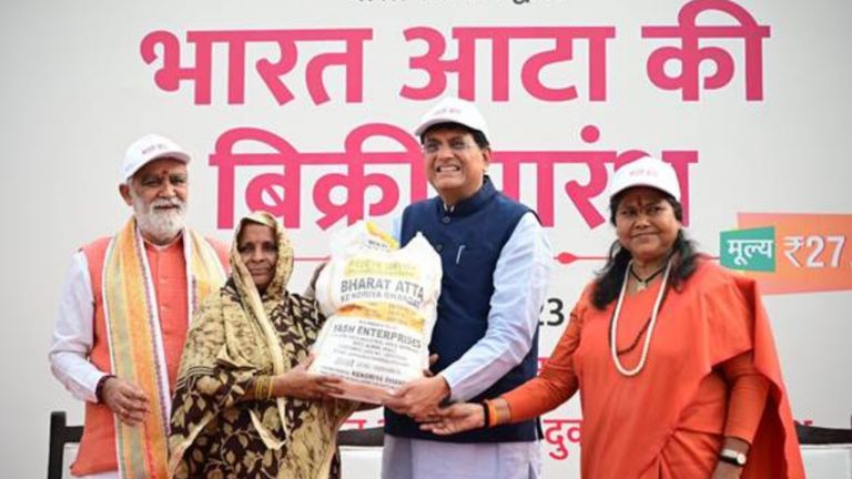 महंगाई पर सरकार का दीवाली बोनस, 27.50 रुपये में भारत आटा केंद्र सरकार ने अपनी एक स्कीम और लॉन्च की है भारत आटा, यह प्रधानमंत्री मोदी के छत्तीसगढ़ और मध्यप्रदेश दौरे के एक दिन बाद आया है, जहां उन्होंने फ्री राशन स्कीम को और पांच साल बढ़ाने का ऐलान किया है.