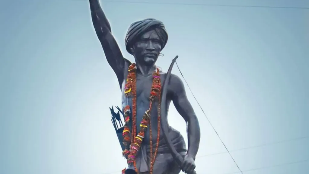 बिरसा मुंडा एक स्वतंत्रता सेनानी और आदिवासी नेता थे. आदिवासी उन्हें भगवान मानते हैं.