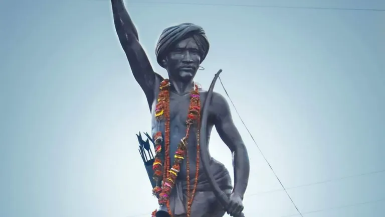 बिरसा मुंडा कौन हैं, ये आदिवासियों के लिए महत्वपूर्ण क्यों बिरसा मुंडा एक स्वतंत्रता सेनानी और आदिवासी नेता थे. आदिवासी उन्हें भगवान मानते हैं.