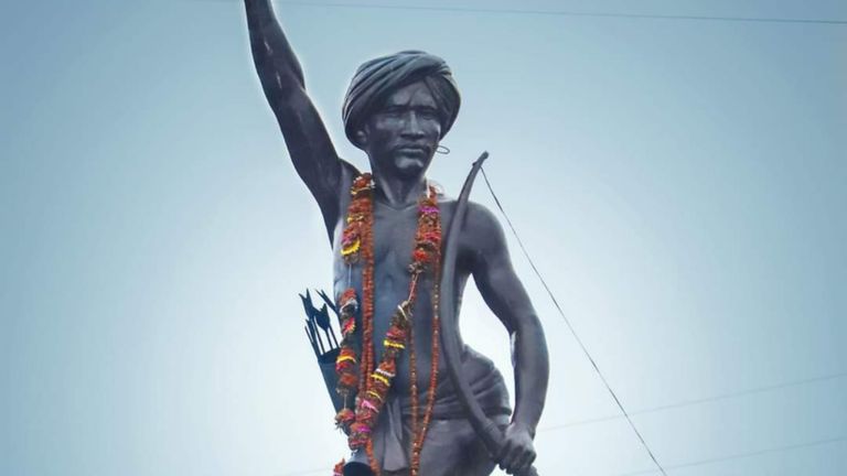 बिरसा मुंडा कौन हैं, ये आदिवासियों के लिए महत्वपूर्ण क्यों बिरसा मुंडा एक स्वतंत्रता सेनानी और आदिवासी नेता थे. आदिवासी उन्हें भगवान मानते हैं.