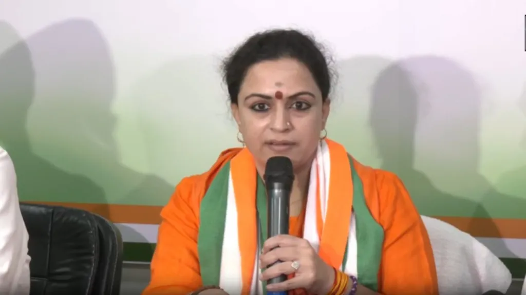 साध्वी अनादि सरस्वती ने बीजेपी से इस्तीफा देते हुए कांग्रेस का दामन थामा है. वह अजमेर नॉर्थ से टिकट मांग रही थी.