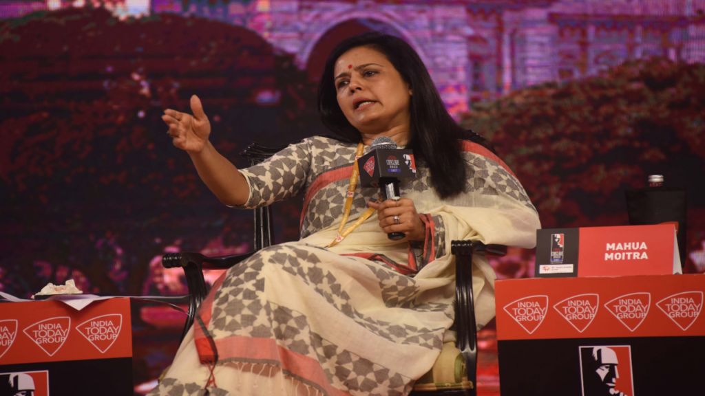 एथिक्स कमेटी के सामने पेश होने के बाद वहां से महुआ तमतमाते हुए बाहर निकली.