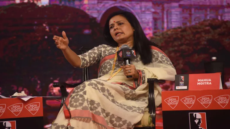 पूछे गए गंदे सवाल? एथिक्स कमेटी की बैठक से गुस्से में बाहर निकलीं महुआ मोइत्रा! एथिक्स कमेटी के सामने पेश होने के बाद वहां से महुआ तमतमाते हुए बाहर निकली.