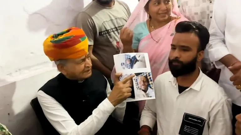 राजस्थान में वोटिंग के बीच ये किसकी तस्वीर लहराने लगे अशोक गहलोत, बगल में खड़ा ये शख्स कौन? राजस्थान में वोटिंग के बीच ये किसकी तस्वीर लहराने लगे अशोक गहलोत?