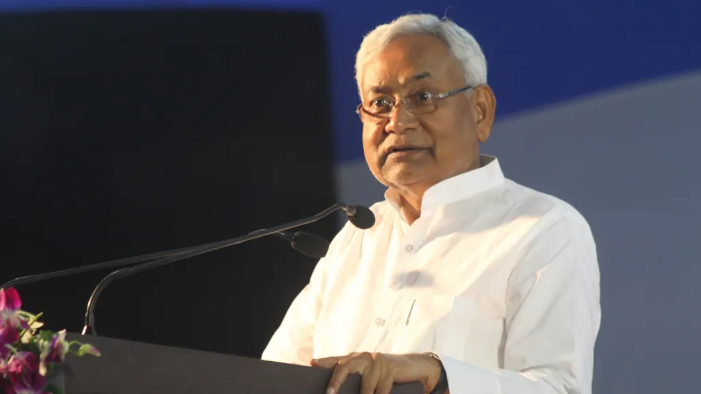 नीतीश कुमार ने विधानसभा में बोलते हुए महिलाओं के बारे में विवादित बयान दिया है. महिलाओं पर सेक्स के बारे में बोलते हुए उन्होंने अमर्यादित भाषा का किया प्रयोग