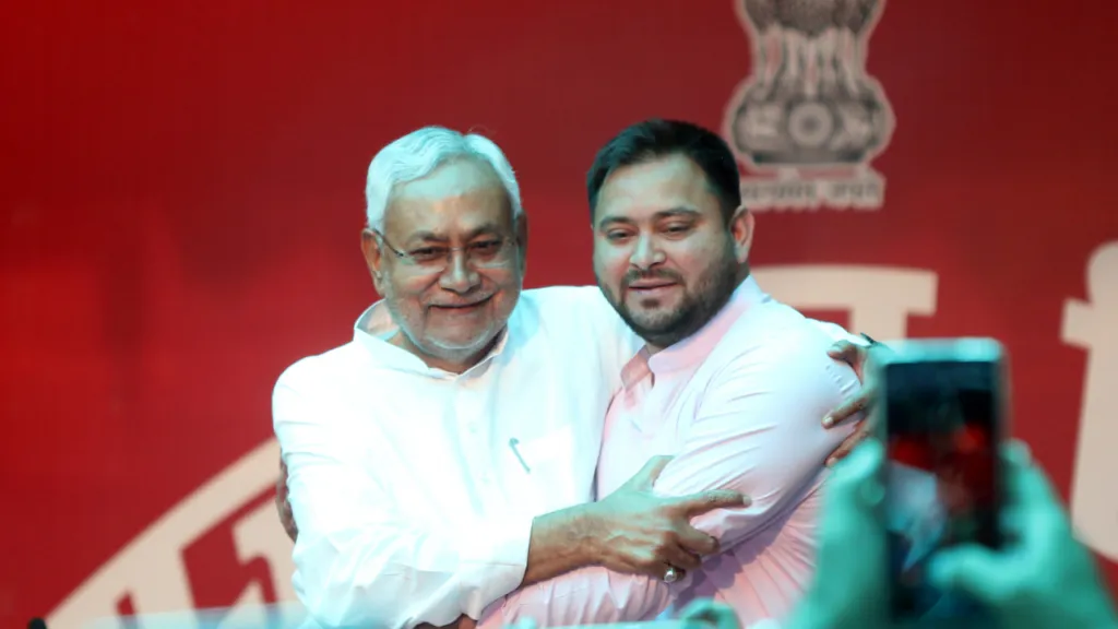 बिहार सरकार ने जातीय आंकडों के बाद गरीबी और नौकरियों के आंकड़े पेश किए हैं.