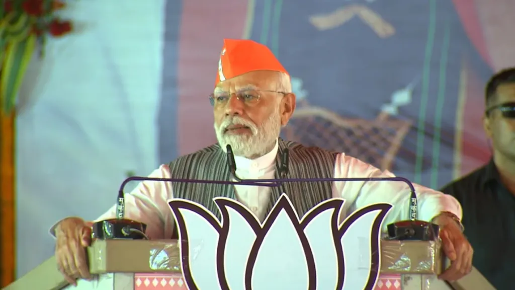 प्रधानमंत्री मोदी ने कांकेर में चुनावी जनसभा को संबोधित करते हुए कहा कि मैं पिछड़ वर्ग से इसलिए कांग्रेस के लोग मुझे गाली देते थे.