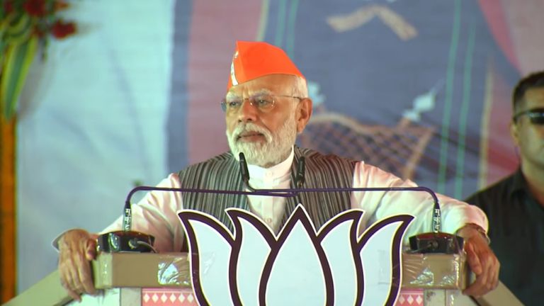 कांकेर में बोले पीएम मोदी- मैं पिछड़े वर्ग का इसलिए कांग्रेस देती है गाली प्रधानमंत्री मोदी ने कांकेर में चुनावी जनसभा को संबोधित करते हुए कहा कि मैं पिछड़ वर्ग से इसलिए कांग्रेस के लोग मुझे गाली देते थे.