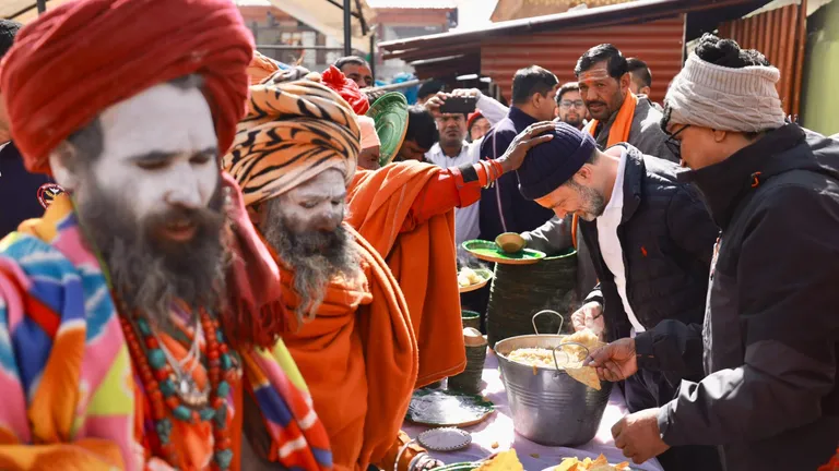 केदारनाथ में राहुल गांधी बांट रहे थे प्रसाद तभी एक साधु ने माथे पर हाथ रख दिया आशीर्वाद केदारनाथ में राहुल गांधी.