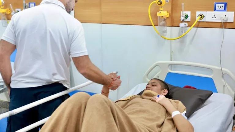 जयपुर के अस्पताल में राहुल गांधी ने गहलोत सरकार की चिरंजीवी योजना का कर दिया रिएलिटी चेक जयपुर के अस्पताल में राहुल गांधी ने गहलोत सरकार की चिरंजीवी योजना का कर दिया रिएलिटी चेक