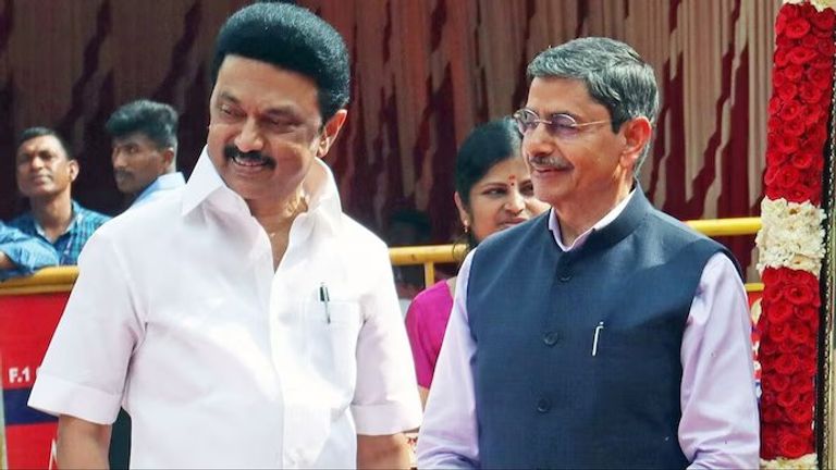 SC ने जताई थी ‘गंभीर चिंता’ पर तमिलनाडु राज्यपाल ने सरकार के 10 बिल फिर लौटाए, क्या है विवाद? तमिलनाडु सरकार और राज्यपाल आर एन रवि के बीच का विवाद थमने का नाम नहीं ले रहा है. क्या है विवाद?