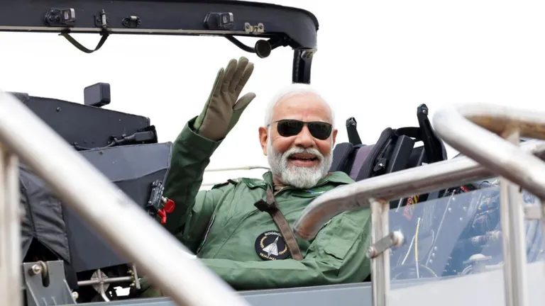 तेजस में बैठ किसे हाथ दिखा वेव कर रहे थे पीएम मोदी? वायरल वीडियो का दूसरा पक्ष आया सामने नरेंद्र मोदी के तेजस उड़ान को लेकर हुआ विवाद