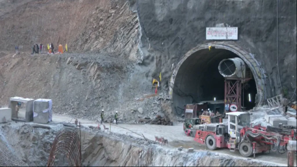 उत्तरकाशी सुरंग में ऑगर मशीनों के फेल हो जाने के बाद वर्टिकल ड्रिलिंग की जा रही है.