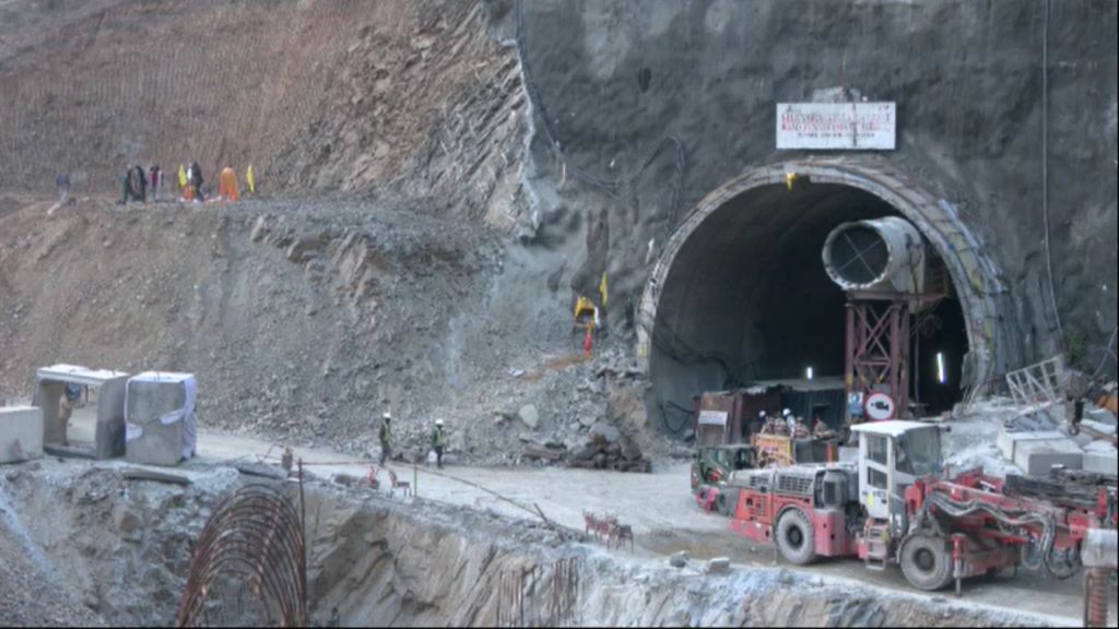 उत्तरकाशी टनल में अब प्लान बी पर काम तेज, वर्टिकल ड्रिलिंग के संग रैट माइनर्स भी जुटे उत्तरकाशी सुरंग में ऑगर मशीनों के फेल हो जाने के बाद वर्टिकल ड्रिलिंग की जा रही है.