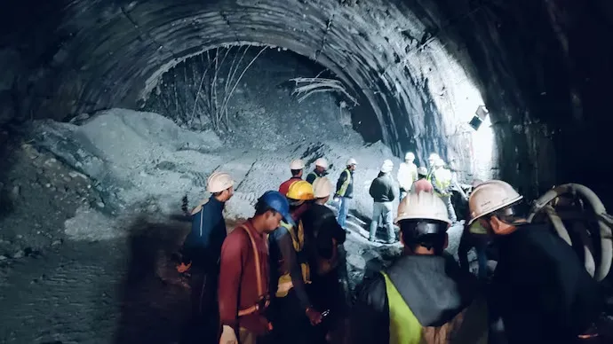 उत्तराखंड के उत्तरकाशी में चार धाम हाईवे प्रोजेक्ट के तहत एक टनल में हादसा हुआ है जिसमें चालीस मजदूर फंसे हुए हैं. जिनको निकालने के लिए सरकार ने थाईलैंड की मदद ली है.