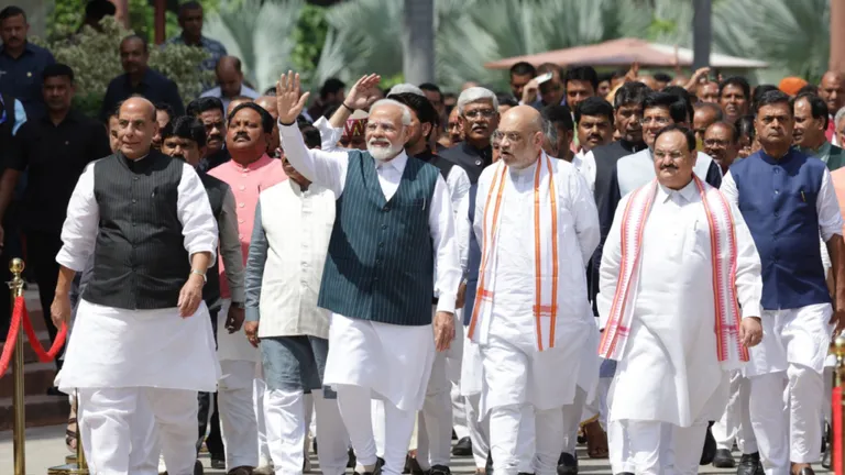 बिरसा मुंडा के गांव से ‘विकसित भारत संकल्प यात्रा’ शुरू करेंगे PM, इसे लेकर क्यों है विवाद? प्रधानमंत्री मोदी झारखंड के खूंटी से विकसित भारत संकल्प यात्रा की शुरूआत कर रहे हैं.