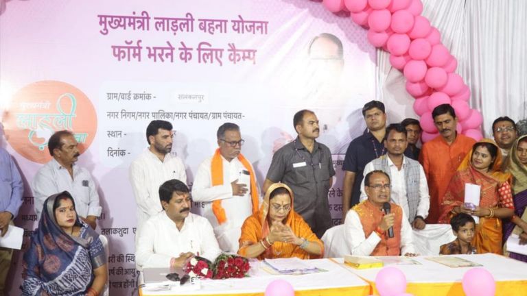 मध्य प्रदेश के एग्जिट पोल में शिवराज की प्रचंड वापसी के संकेत, लाडली बहनाओं ने किया चमत्कार? मध्य प्रदेश के एग्जिट पोल में मुख्यमंत्री शिवराज सिंह चौहान ने लाडली बहना योजना को श्रेय दिया.