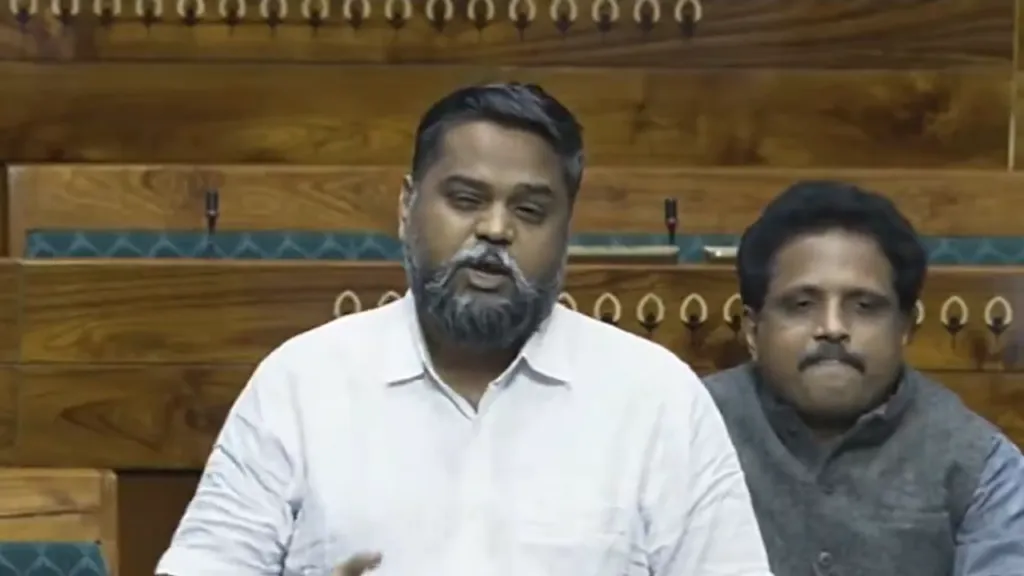 DMK सांसद सेंथिल कुमार ने विवादित बयान देते हुए कहा है कि बीजेपी गौमूत्र वाले राज्यों में जीतती है.