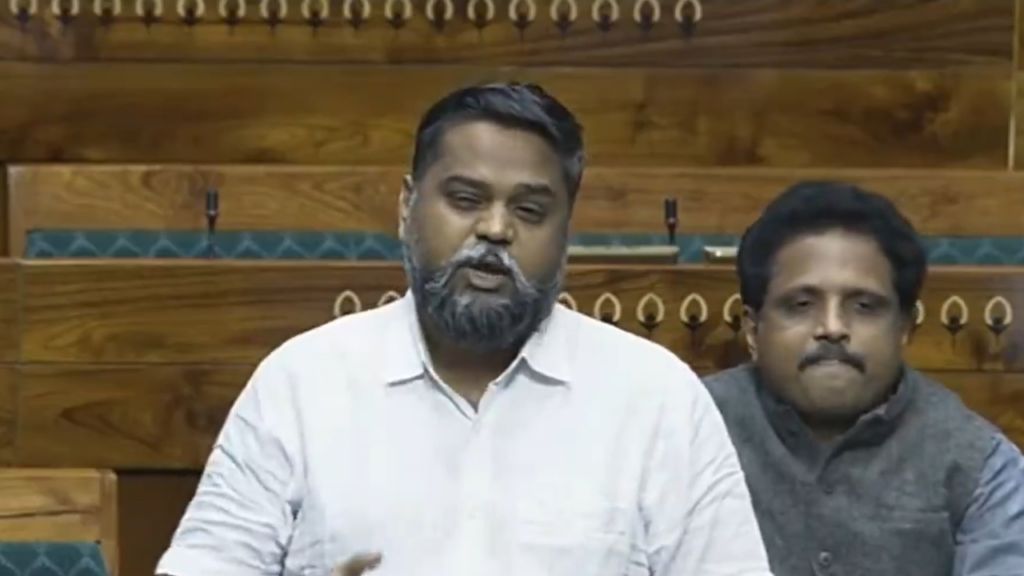 DMK सांसद सेंथिल कुमार ने विवादित बयान देते हुए कहा है कि बीजेपी गौमूत्र वाले राज्यों में जीतती है.