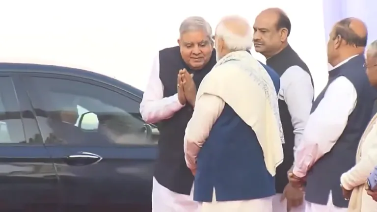 वायरल वीडियो पर बोले उपराष्ट्रपति धनखड़, झुकना-नमस्कार करना मेरी आदत, न उड़ाएं संस्कार का मजाक प्रधानमंत्री के आगे झुकने को लेकर ट्रोल हुए उप-राष्ट्रपति जगदीप धनखड़, राज्यसभा में दी सफाई