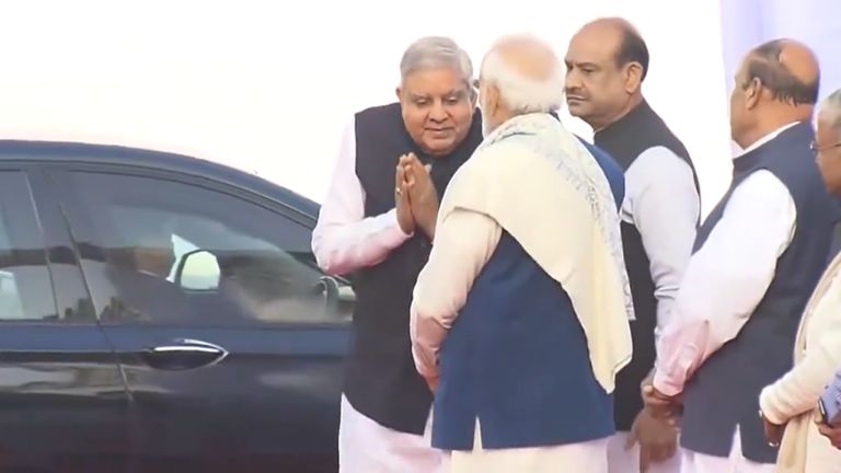 वायरल वीडियो पर बोले उपराष्ट्रपति धनखड़, झुकना-नमस्कार करना मेरी आदत, न उड़ाएं संस्कार का मजाक प्रधानमंत्री के आगे झुकने को लेकर ट्रोल हुए उप-राष्ट्रपति जगदीप धनखड़, राज्यसभा में दी सफाई