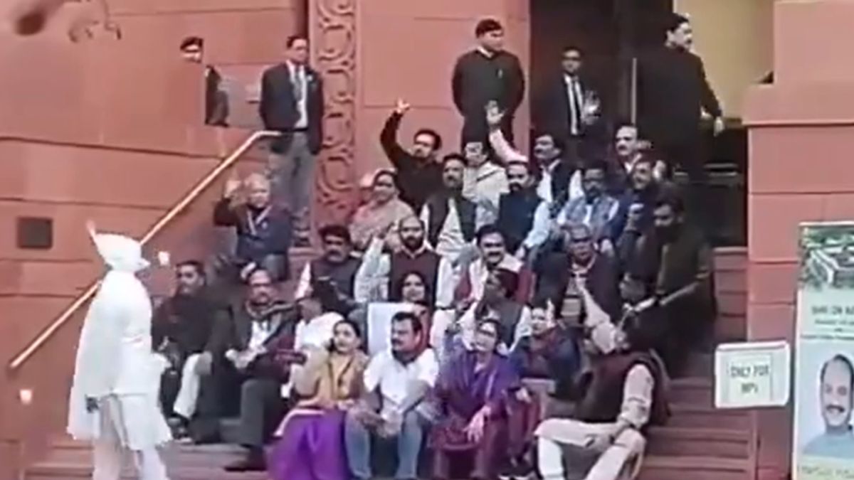 एक ही दिन लोकसभा और राज्यसभा से 78 सांसद निलंबित, कांग्रेस बोली- लोकतंत्र सस्पेंड लोकसभा और राज्यसभा से 78 सांसद निलंबित