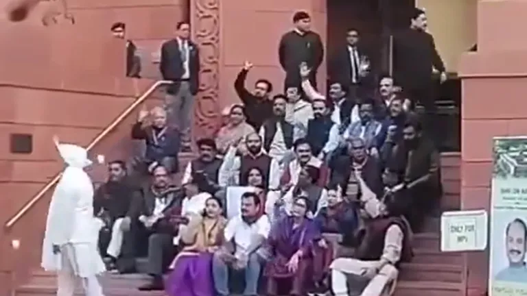 एक ही दिन लोकसभा और राज्यसभा से 78 सांसद निलंबित, कांग्रेस बोली- लोकतंत्र सस्पेंड लोकसभा और राज्यसभा से 78 सांसद निलंबित