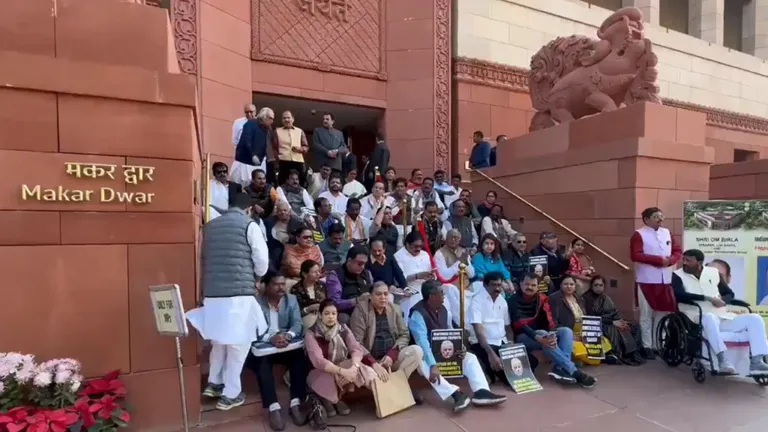 49 सांसद फिर निलंबित, ये संख्या 141 पर पहुंची, कांग्रेस बोली- सदन में सिर्फ PM के मन की बात Suspension of MP's