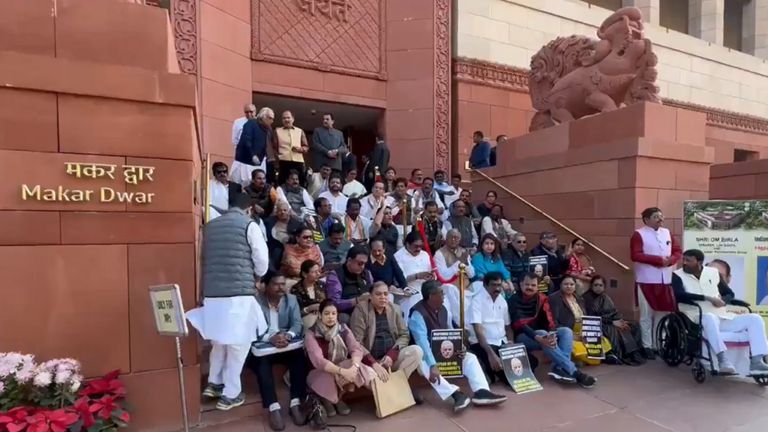 49 सांसद फिर निलंबित, ये संख्या 141 पर पहुंची, कांग्रेस बोली- सदन में सिर्फ PM के मन की बात Suspension of MP's