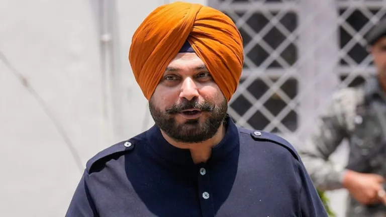 सिद्धू को लेकर पंजाब कांग्रेस में क्यों मचा बवाल, क्या पार्टी से निकाले जाएंगे? जानिए इनसाइड स्टोरी Navjot Singh Sidhu