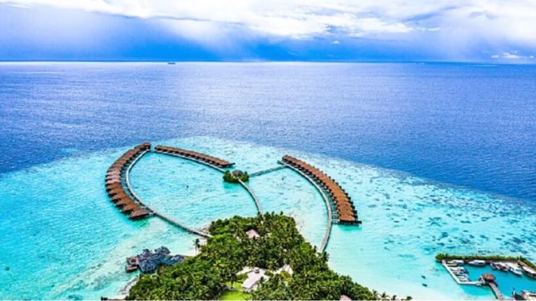 #BoycottMaldives के बाद लगेगा मालदीव को झटका? पर्यटन, इम्पोर्ट सभी पर खतरा जानें इसके बारे में #BoycottMaldives के बाद लगेगा मालदीव को झटका, Tourism, Imports सब पर खतरा, जानें कितनी है आबादी भी