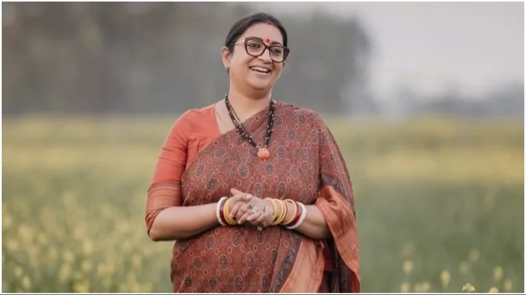 बीजेपी ने अमेठी में स्मृती ईरानी को फिर से उतारा, क्या राहुल गांधी से होगा महामुकाबला? Smriti Irani flashes million-dollar smile in new pic from Amethi. (Photo: Smriti Irani/Instagram)