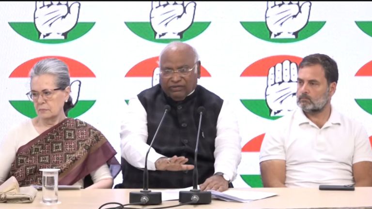 न चुनाव प्रचार का पैसा, न विज्ञापन देने का, फ्लाइट छोड़िए ट्रेन टिकट भी बुक नहीं करा पा रहे... क्या क्या बोले राहुल? NewsTak