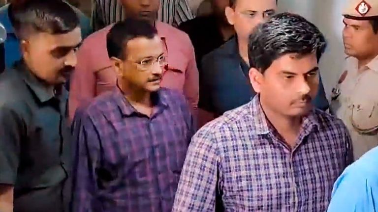 गिरफ्तारी के बाद केजरीवाल ने कहा, 'मेरा जीवन देश के लिए समर्पित' चाहे जेल के अंदर रहूं या बाहर NewsTak