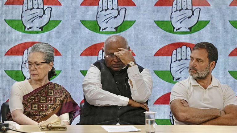 कांग्रेस पर इनकम टैक्स विभाग ने लगाया 1800 करोड़ का जुर्माना, विपक्ष ने कहा बीजेपी कर रही टैक्स टेररिज्म NewsTak