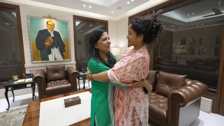 केजरीवाल की पत्नी सुनीता से मिलीं हेमंत सोरेन की वाइफ कल्पना, इस तस्वीर की खूब चर्चा Sunita Kejriwal
