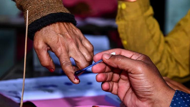 BJP जिन सीटों पर जीती वहां पहले फेज में घटी वोटिंग, योगेंद्र का सवाल- मोदी लहर खत्म! क्या वाकई? NewsTak