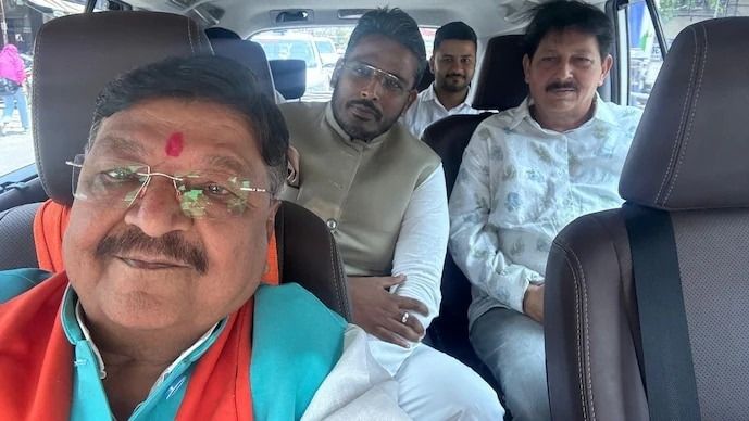 इंदौर की सीट से आखिरी दिन नामांकन वापिस लेकर कांग्रेस की कराई किरकिरी, कौन हैं अक्षय बम? NewsTak