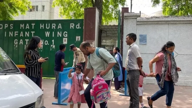 दिल्ली-NCR के 50 से ज्यादा स्कूलों को मिली बम से उड़ाने की धमकी, खाली कराकर जांच जारी NewsTak