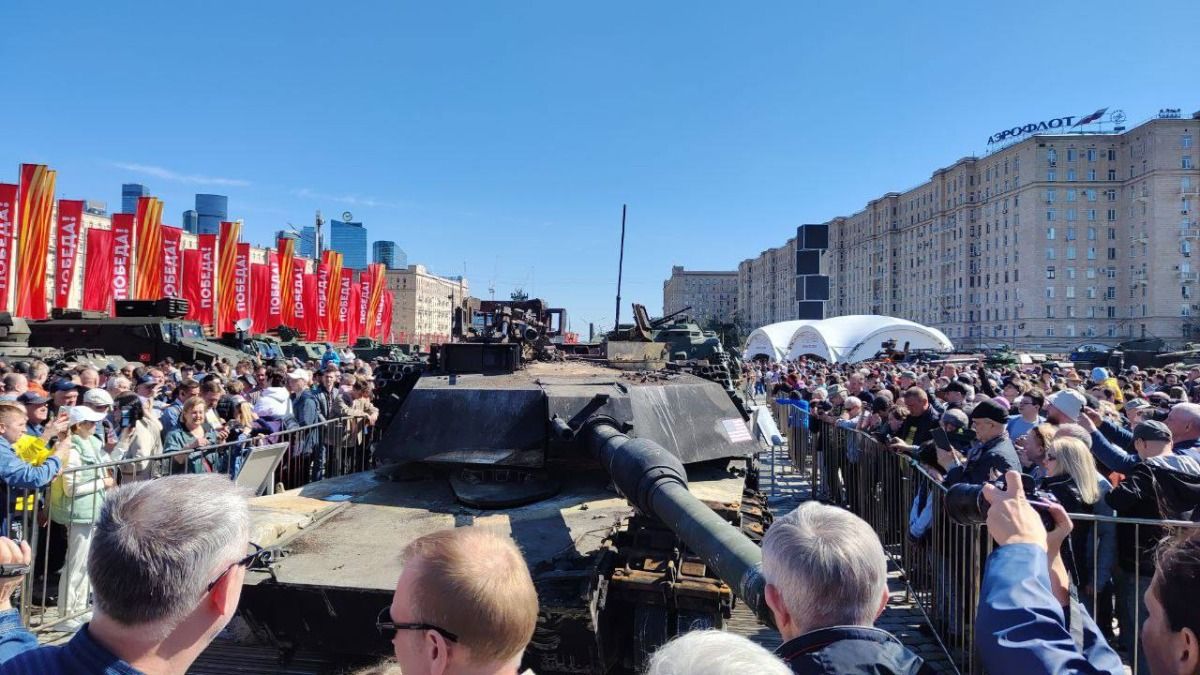 Moscow में घसीट कर लाए गए अमेरिकी Bradley-जर्मन Leopard-2 टैंक, यूके समेत 12 देशों की रूस ने उड़ाई धज्जियां, दोहराया 80 साल पुराना इतिहास NewsTak