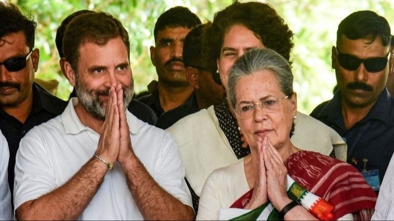 रायबरेली से चुनाव लड़ने उतरे राहुल गांधी, गांधी परिवार का गढ़ रही इस सीट का सियासी समीकरण समझिए NewsTak