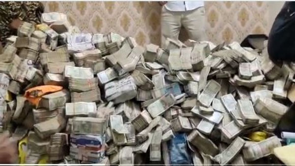 चुनाव से ठीक पहले झारखंड में ED का बड़ा एक्शन, मंत्री के पीए के नौकर के घर से मिला नोटों का पहाड़ NewsTak