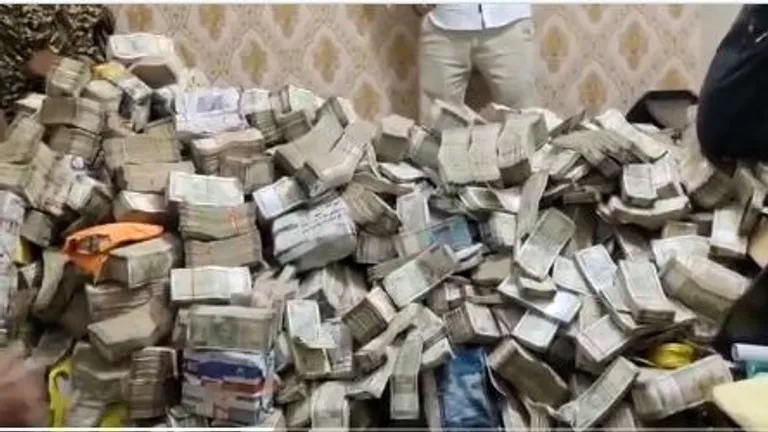 चुनाव से ठीक पहले झारखंड में ED का बड़ा एक्शन, मंत्री के पीए के नौकर के घर से मिला नोटों का पहाड़ NewsTak