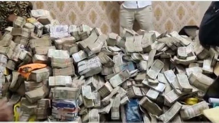 चुनाव से ठीक पहले झारखंड में ED का बड़ा एक्शन, मंत्री के पीए के नौकर के घर से मिला नोटों का पहाड़  NewsTak